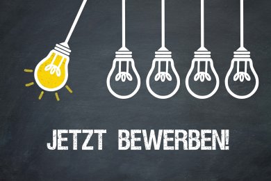 Jetzt bewerben! Tafel mit Aufschrift Jetzt Bewerben. Außerdem gezeichnete Glühbirnen, eine leuchtet