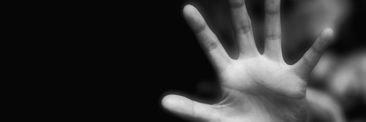 Schwarz-weiß Bild von einer hilfesuchenden Hand