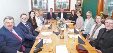 Landrat Christian Engelhardt, die Erste Kreisbeigeordnete Angelika Beckenbach, der Kreistagsvorsitzende Joachim Kunkel, Ewa Redemann von der Abteilung Bürgerservice, Vereine und Kultur des Kreises Bergstraße sowie dem Kreisbeigeordneten und Leiter des Arbeitskreises „Forum Kaunas“, Heinz Klee, sitzen bei gemeinsam mit der litauischen Delegation im Restaurant beim Abendessen.