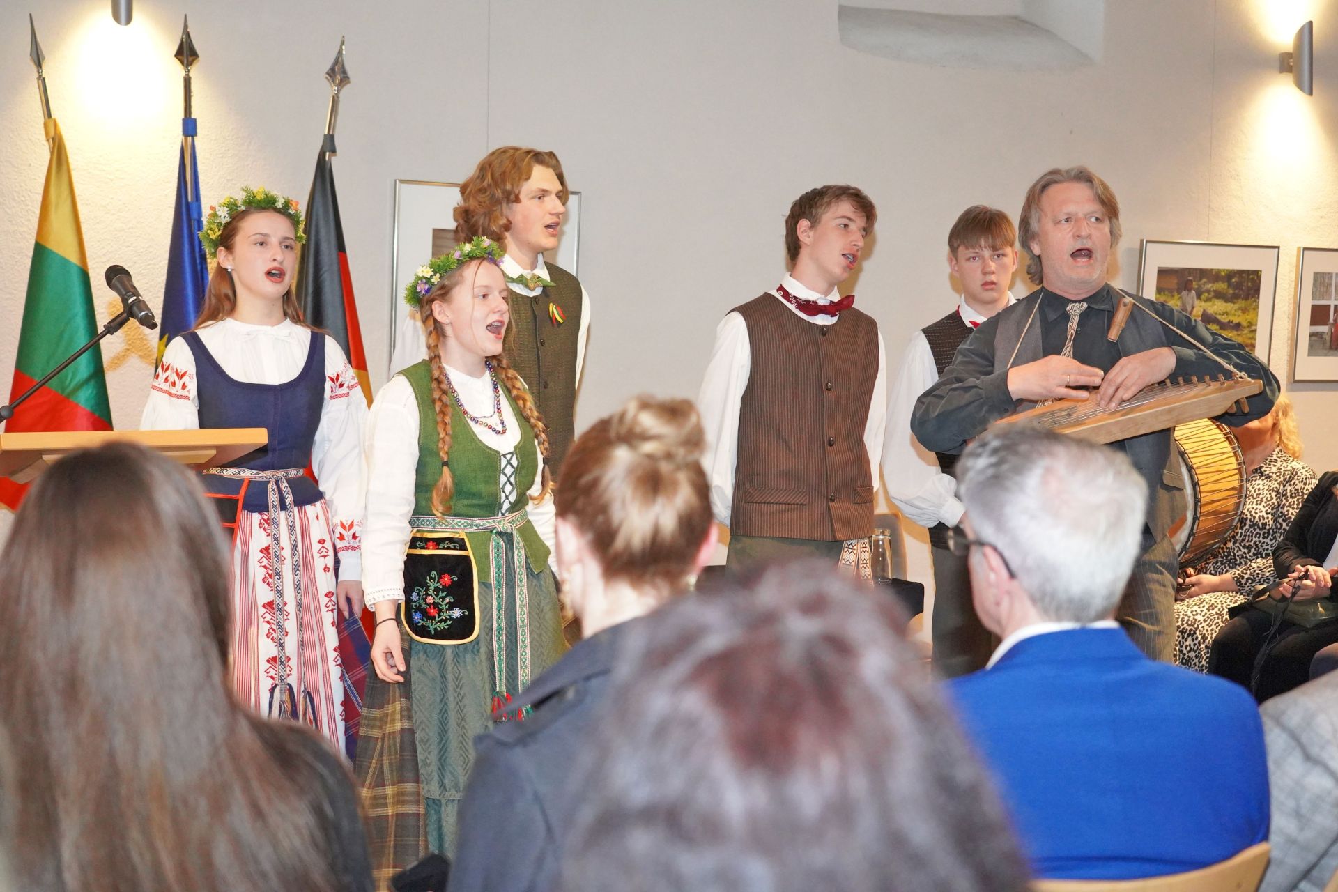 Eröffnungsveranstaltung Chor Der Chor des Litauischen Gymnasiums Hüttenfeld singt bei der Eröffnungsveranstaltung.