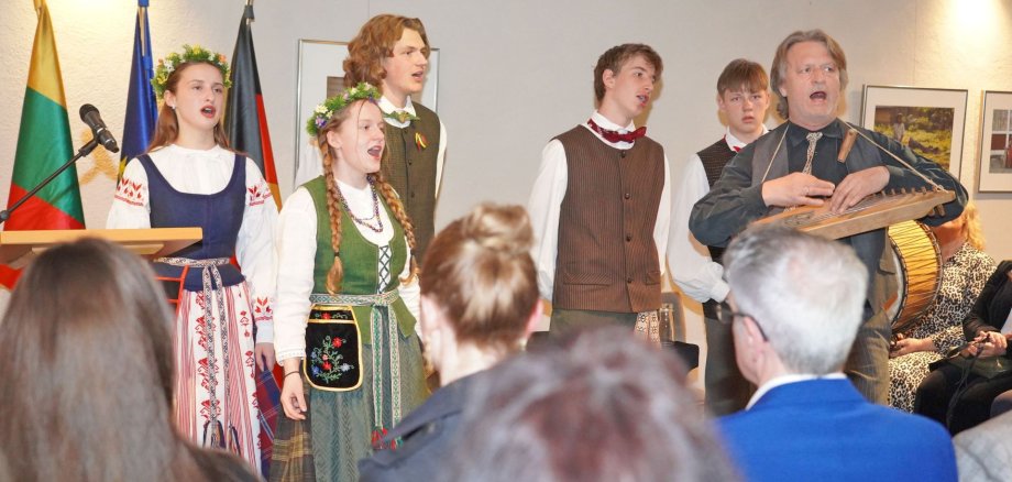 Der Chor des Litauischen Gymnasiums Hüttenfeld singt bei der Eröffnungsveranstaltung.