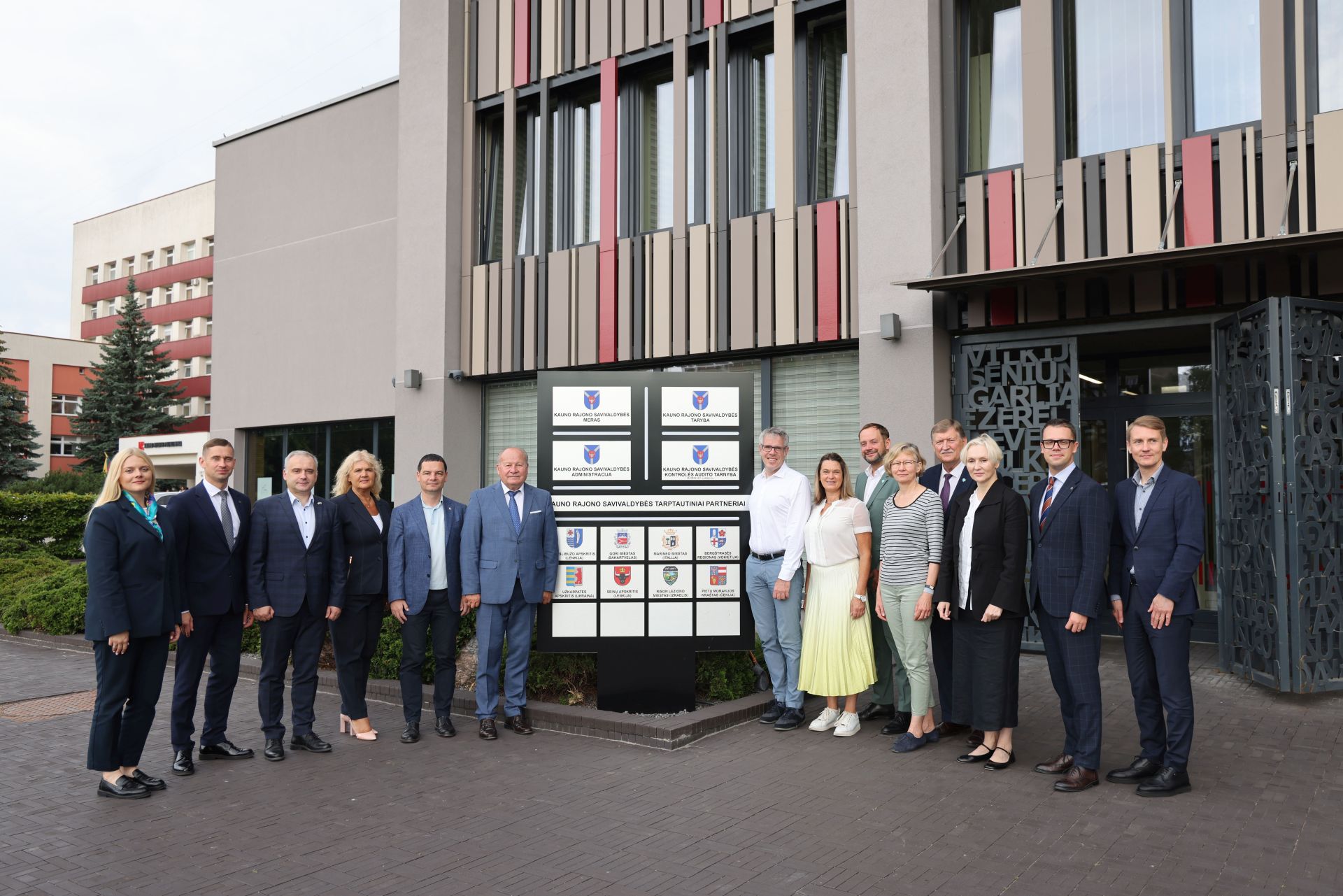 Besuch Landratsamt des Kreises Kaunas Landrat Christian Engelhardt (Mitte) zusammen mit der Ersten Kreisbeigeordneten Angelika Beckenbach (rechts daneben) und einer Delegation zu Besuch im Landratsamt des Kreises Kaunas.