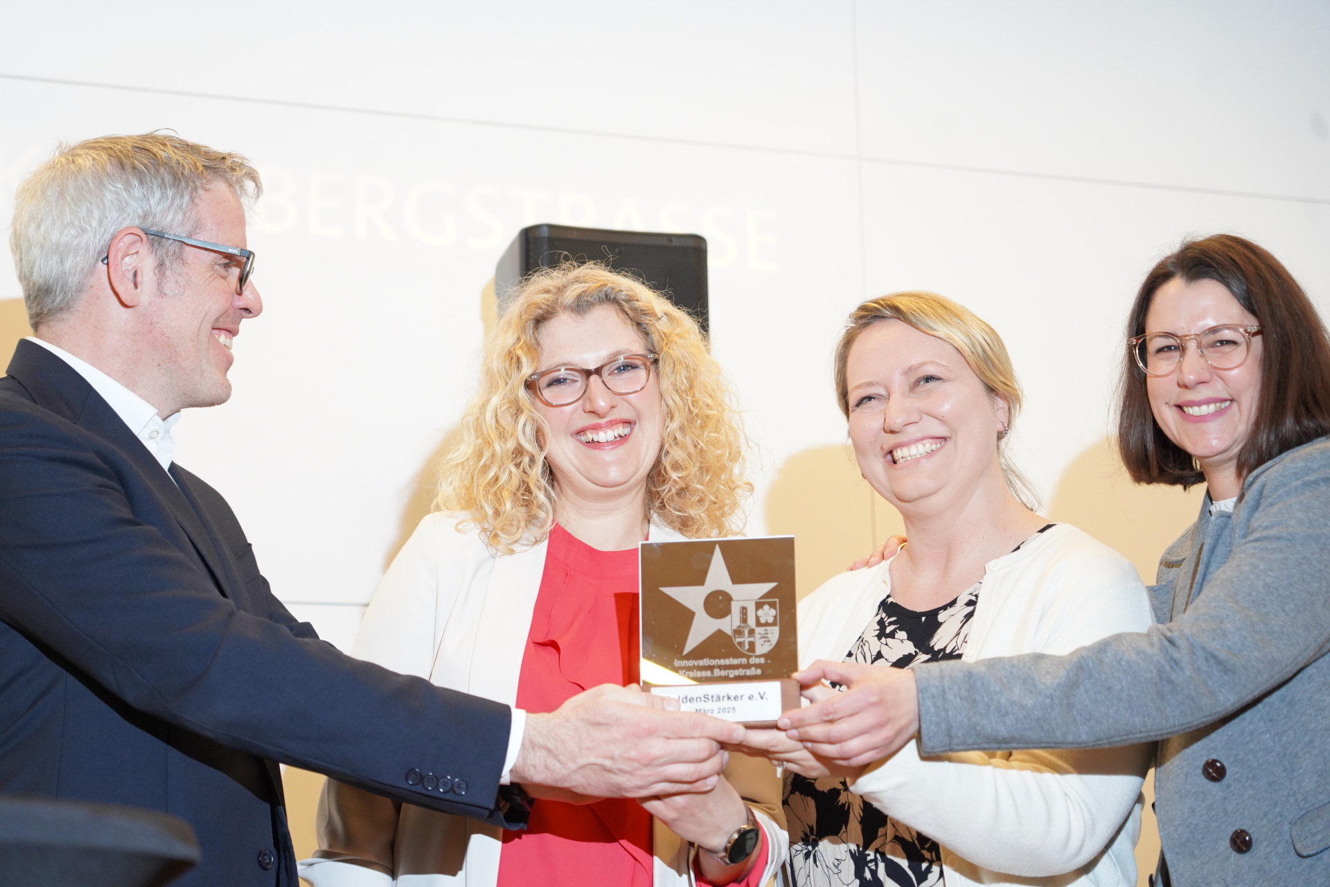 Überreichung Innovationsstern Landrat Christian Engelhardt verleiht den ersten Innovationsstern an (v.l.n.r.) Stefanie Seeger, Carolin Küster und Anja Michalek vom Verein HeldenStärker e.V.