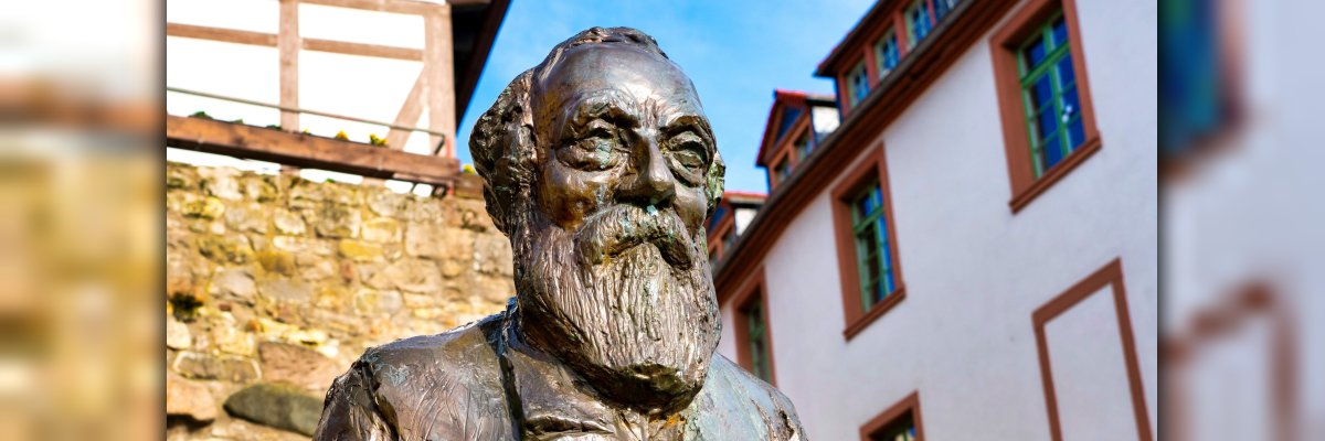 Statue von Martin Buber, Altstadt Heppenheim