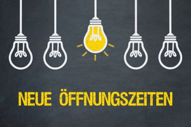 Neue Öffnungszeiten / Tafel mit Glühbirnen Neue Öffnungszeiten / Tafel mit Glühbirnen