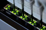 Gigabit-Router Nahaufnahme der leuchtenden Anschlüsse eines Gigabit-fähigen Routers