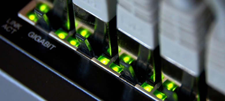 Nahaufnahme der leuchtenden Anschlüsse eines Gigabit-fähigen Routers