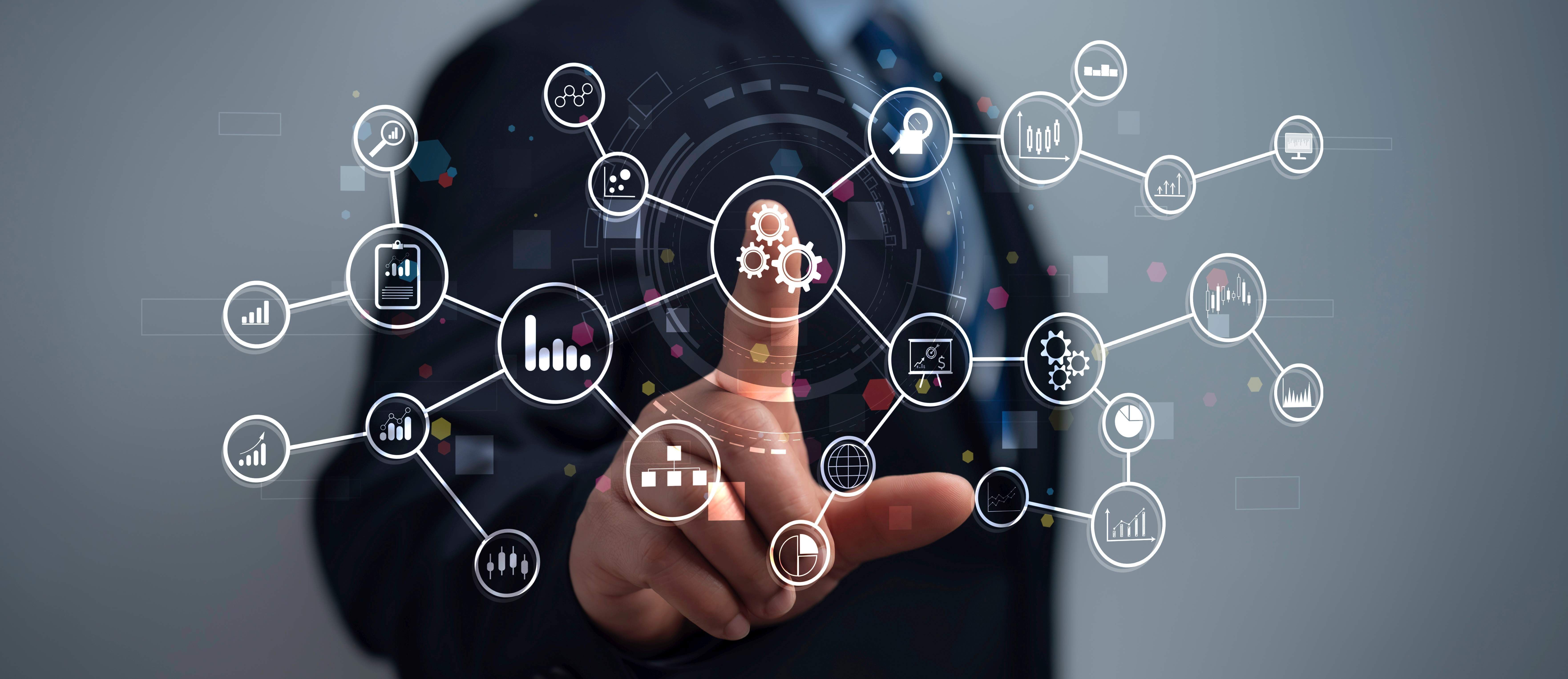 Digital Transformation Ein Symbolbild, das die Digitalisierung veranschaulichen soll. Zu sehen ist eine Hand, die verschiedene Symbole, die ähnlich wie ein Hologramm vor ihr schweben, zur Auswahl hat, auf die sie, wie auf einen Touchscreen, drücken kann. Symbolisiert sind zum Beispiel das Internet der Dinge, Automatisierung oder Cloud Computing.