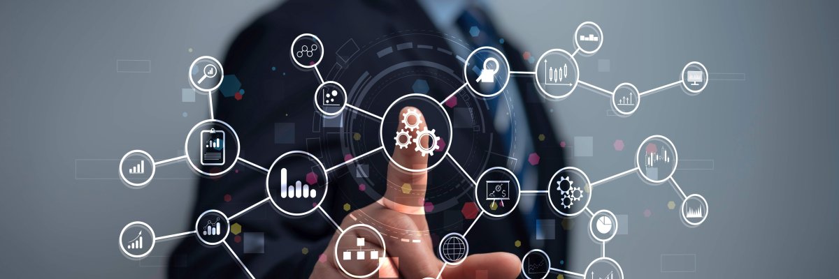 Ein Symbolbild, das die Digitalisierung veranschaulichen soll. Zu sehen ist eine Hand, die verschiedene Symbole, die ähnlich wie ein Hologramm vor ihr schweben, zur Auswahl hat, auf die sie, wie auf einen Touchscreen, drücken kann. Symbolisiert sind zum Beispiel das Internet der Dinge, Automatisierung oder Cloud Computing.