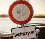 Schild Straßensperrung Hochwasser Schild Straßensperrung Hochwasser