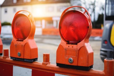 Straßensperrung mit Warnlichtern Straßensperrung mit Warnlichtern