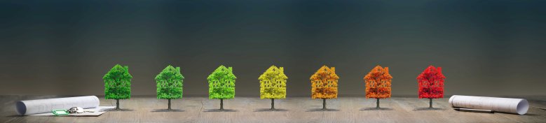 Erneuerbare Energie zu sehen sind sieben Bäume, deren Kronen die Form von Häusern haben und sich von grün bis zu rot verändern.