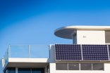Photovoltaik-Modul Ein Photovoltaik-Modul ist an einem weißen Hausbalkon angebracht.