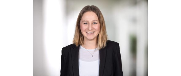 Porträtbild von Anika Schader, die in die Kamera lächelt.