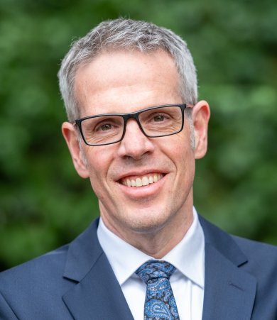 Porträt Landrat Christian Engelhardt Landrat Christian Engelhardt lächelt in die Kamer