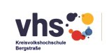 KVHS-Logo quadratisch Das Bild zeigt die dunkelblauen Buchstaben vhs mit einem Kreis aus bunten Kreisen dahinter. Darunter steht in blauer Schrift "Kreisvolkshochschule Bergstraße"
