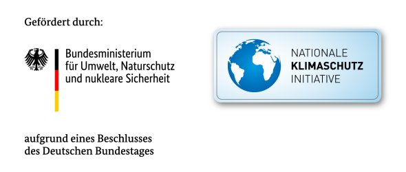 In der oberen Mitte steht in schwarzer Schrift "Gefördert durch". In der linken Bildhälfte sieht man das Logo des Bundesministeriums für Umwelt, Naturschutz und nukleare Sicherheit. In der rechten Bildhälfte das Logo der National Klimaschutzinitiative. Unter den beiden Logos steht in schwarzer Schrift "aufgrund eines Beschlusses des Deutschen Bundestages".