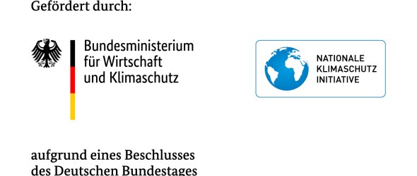In der oberen Mitte steht in schwarzer Schrift "Gefördert durch". In der linken Bildhälfte sieht man das Logo des Bundesministeriums für Wirtschaft und Klimaschutz. In der rechten Bildhälfte das Logo der National Klimaschutzinitiative. Unter den beiden Logos steht in schwarzer Schrift "aufgrund eines Beschlusses des Deutschen Bundestages".