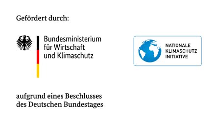 In der oberen Mitte steht in schwarzer Schrift "Gefördert durch". In der linken Bildhälfte sieht man das Logo des Bundesministeriums für Wirtschaft und Klimaschutz. In der rechten Bildhälfte das Logo der National Klimaschutzinitiative. Unter den beiden Logos steht in schwarzer Schrift "aufgrund eines Beschlusses des Deutschen Bundestages".