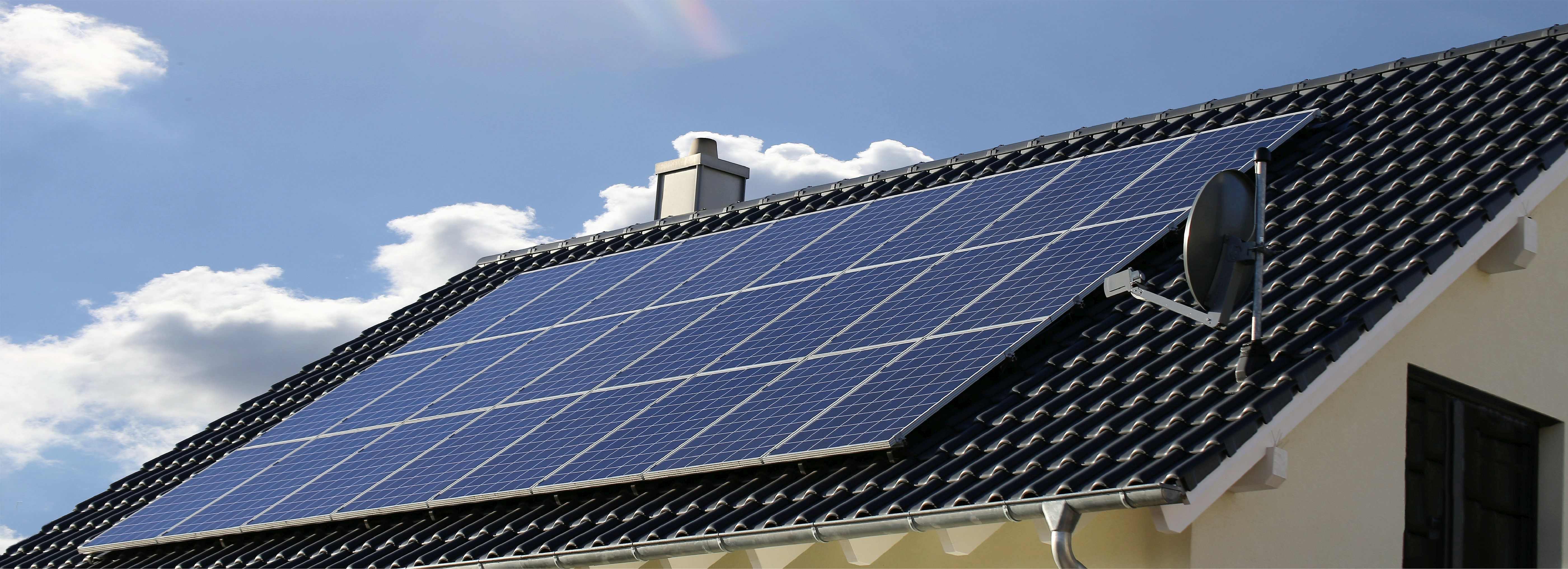 PV-Anlage auf Hausdach Eine Photovoltaikanlage auf einem Hausdach.