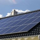 Eine Photovoltaikanlage auf einem Hausdach.