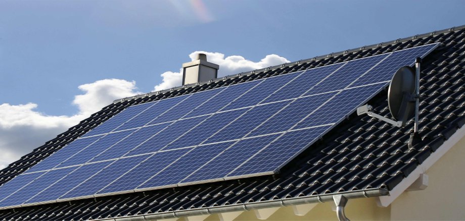 Eine Photovoltaikanlage auf einem Hausdach.