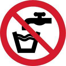 Kein Trinkwasser - kleines Schild Ein Schild, das anzeigt, dass Wasser nicht trinkbar ist. Es zeigt einen schwarzen Wasserhahn sowie ein gefülltes Glas Wasser, beides ist rot durchgestrichen.