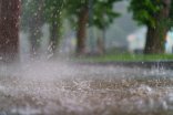 Regen prallt auf die Straße Regen prallt auf die Straße
