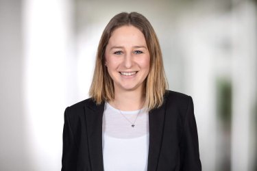 Porträtbild von Anika Schader, die in die Kamera lächelt.