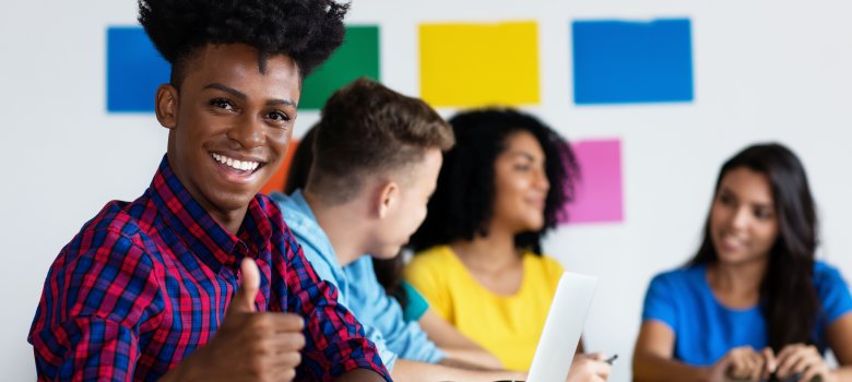 Afrikanischer Lehrling hat Spass an der Ausbildung Afrikanischer Lehrling hat Spass an der Ausbildung