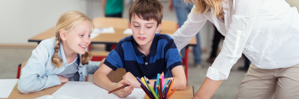zwei lehrerinnen arbeiten in einer klasse