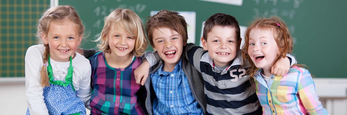 Kinder haben Spaß in der Schule