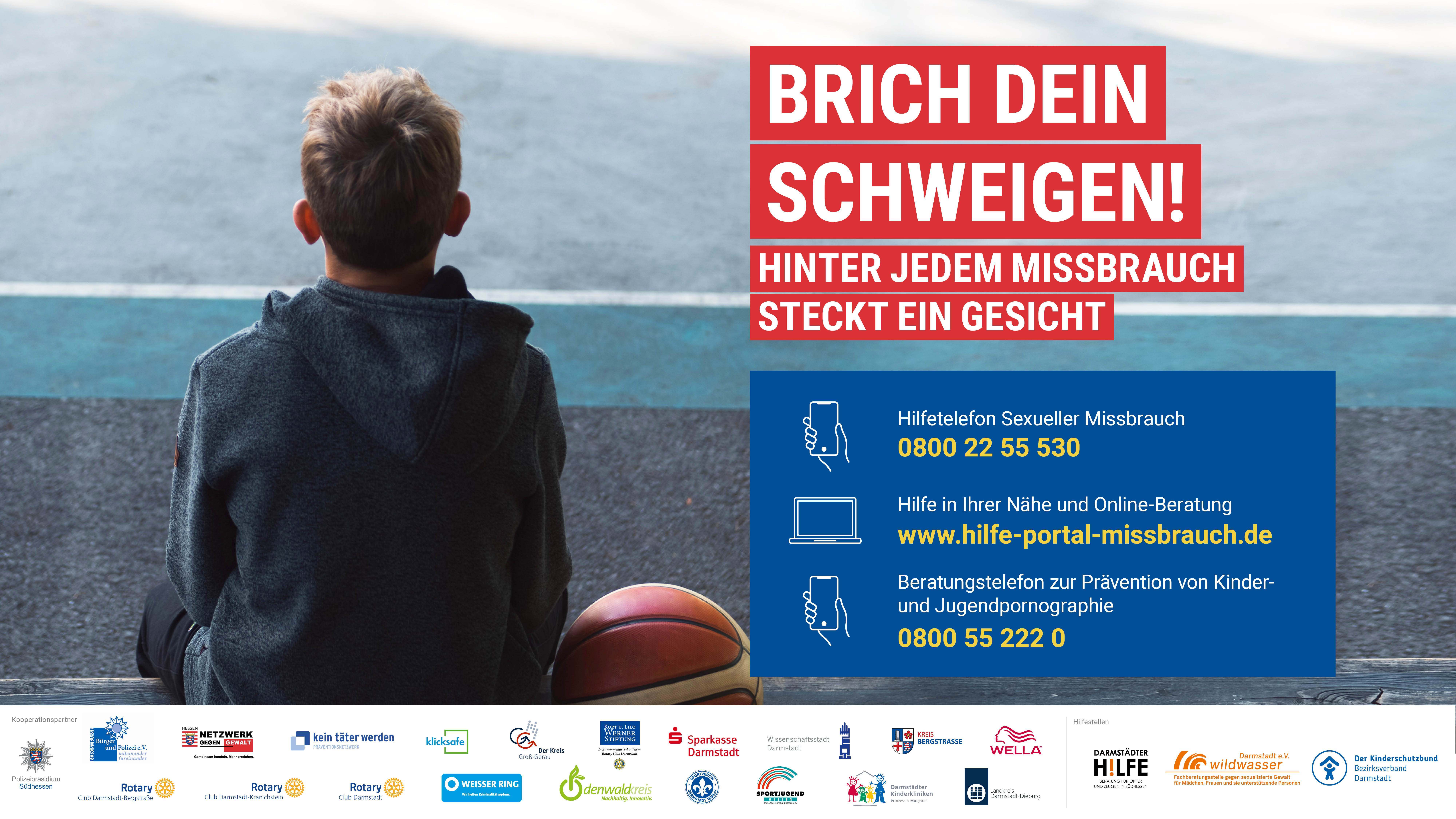 Werbebanner Brich dein Schweigen. Junge sitzt auf einer Treppe und blickt in die Ferne (Rückansicht).