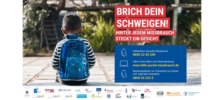 Werbebanner Brich dein Schweigen. Junge mit Rucksack sitzt auf einer Treppe (Rückansicht).