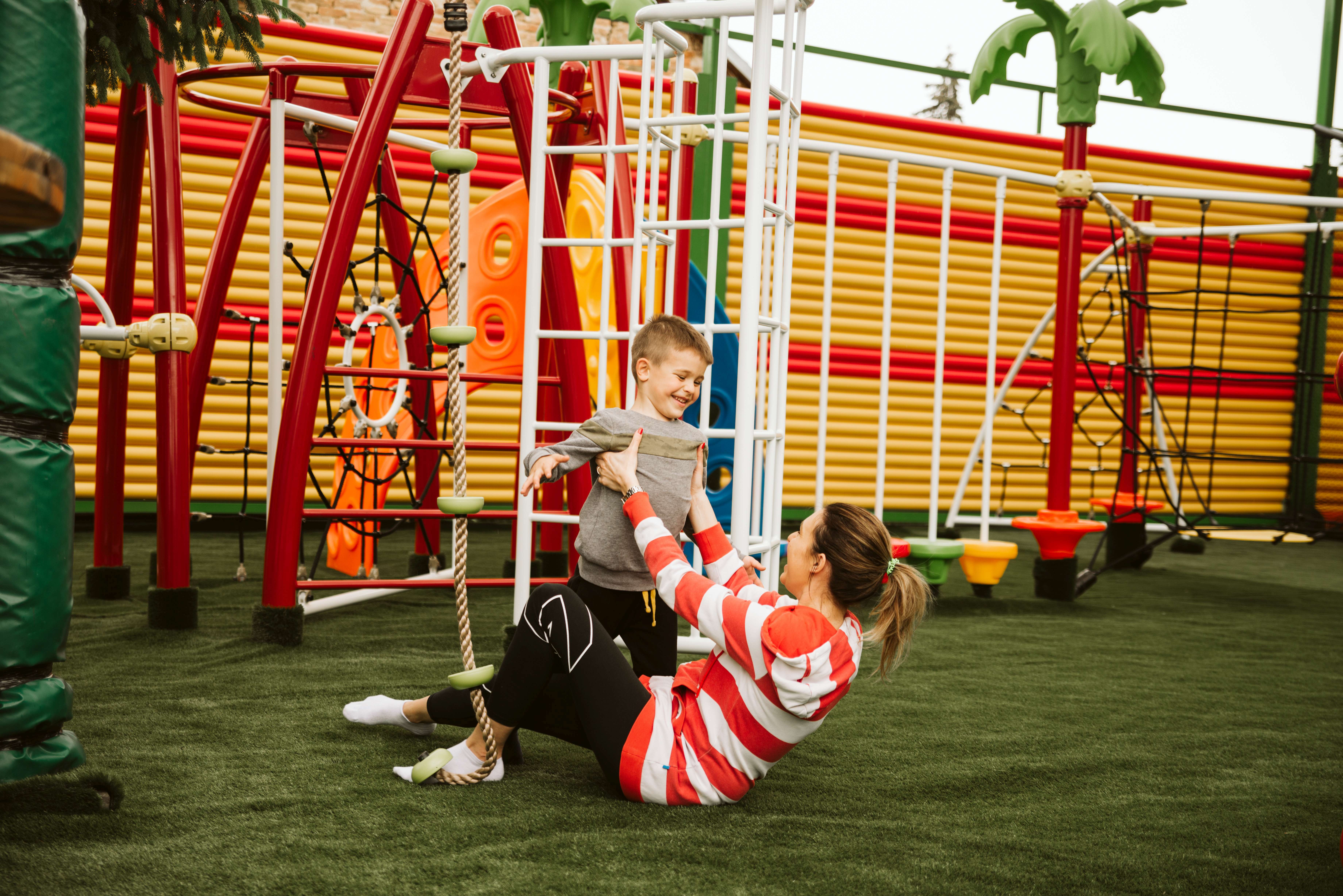 Mutter und Sohn spielen in einem Sportraum