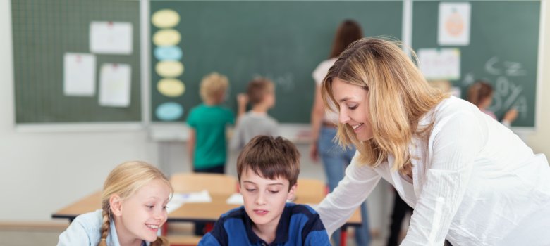 zwei lehrerinnen arbeiten in einer klasse