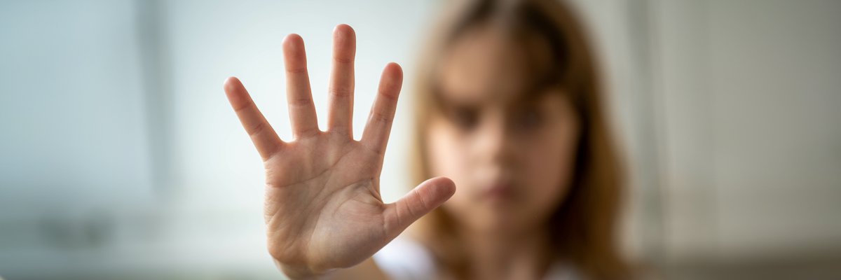 Ein kleines Mädchen hält ihre Hand entgegen.