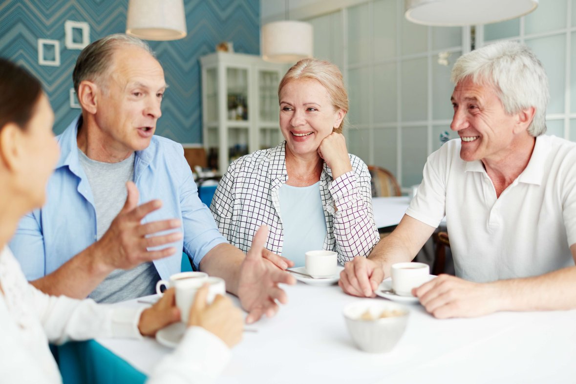 Talking seniors Seniorinnen und Senioren unterhalten sich bei einer Tasse Kaffee