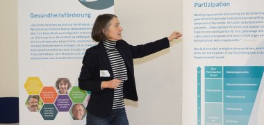 Psychosoziale Fachkraft auf dem Land NORIE-Gebiet Die Psychosoziale Fachkraft auf dem Land für das NORIE-Gebiet, Christina Adler-Schäfer stellt bei der Abschlussveranstaltung die Aufgabengebiete der PauLa vor.