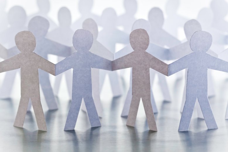 Communauté Papierfiguren Hände haltend