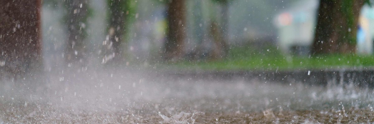 Regen prallt auf die Straße Regen prallt auf die Straße