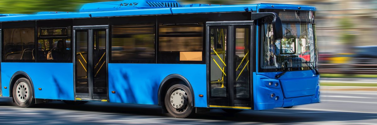 Bus fährt auf der Straße. Hintergrund verschwommen