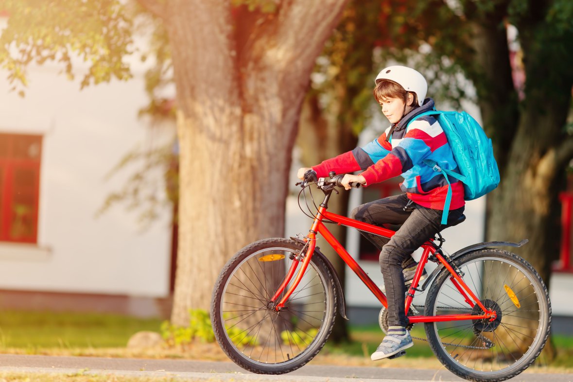 Junge fährt Fahrrad Kleiner Junge fährt rotes Fahrrad
