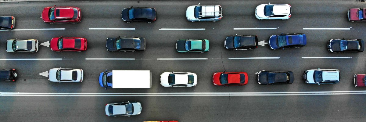 befahrene Autobahn aus Vogelperspektive